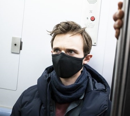 man with mask coronavirus